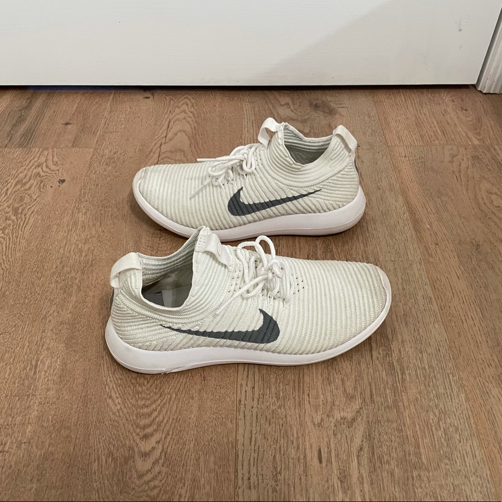 Nike Womens white tennis shoes